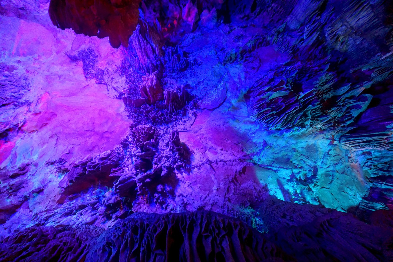 芦笛岩溶洞 · Reed Flute Cave