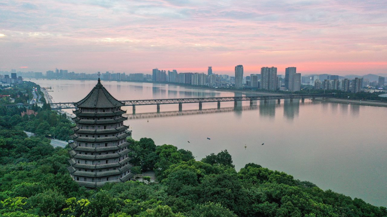 六和塔与钱塘江 · Liuhe Pagoda and Qiantang River