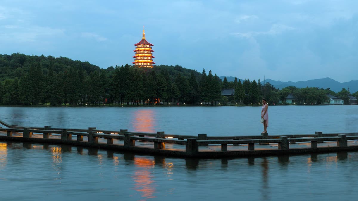 雷峰塔暮色 · Leifeng Pagoda at Dusk