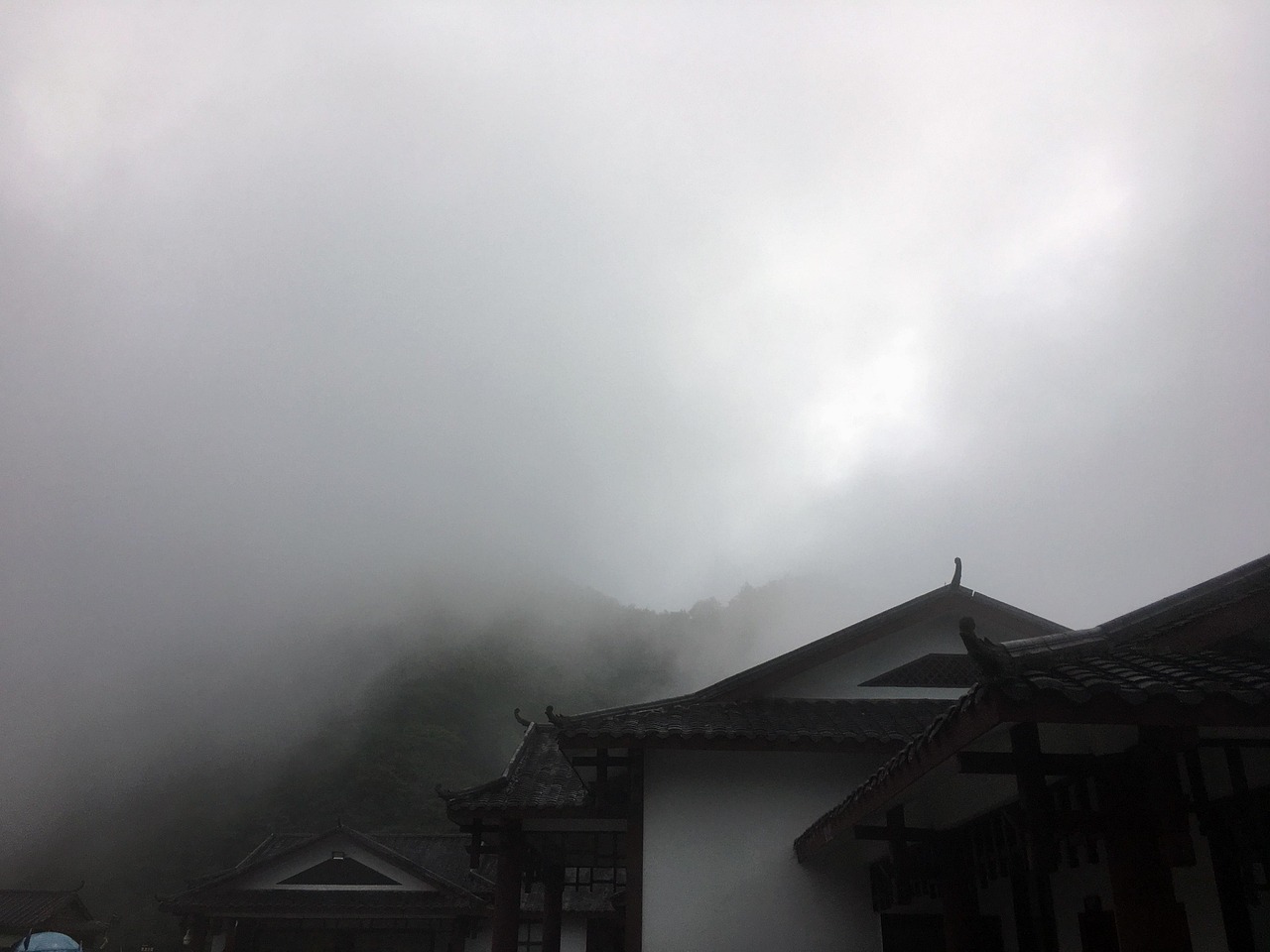 雾隐山寺 · Temple in the Mist