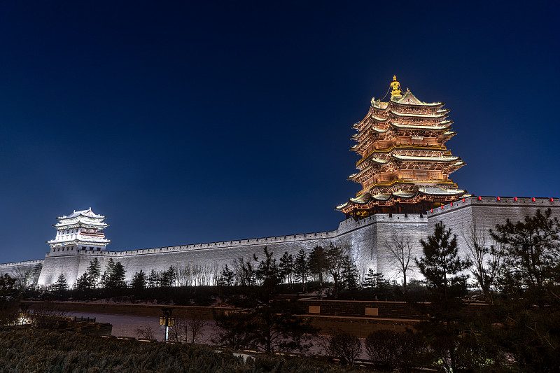 城墙角楼夜景 · Corner Tower by Night