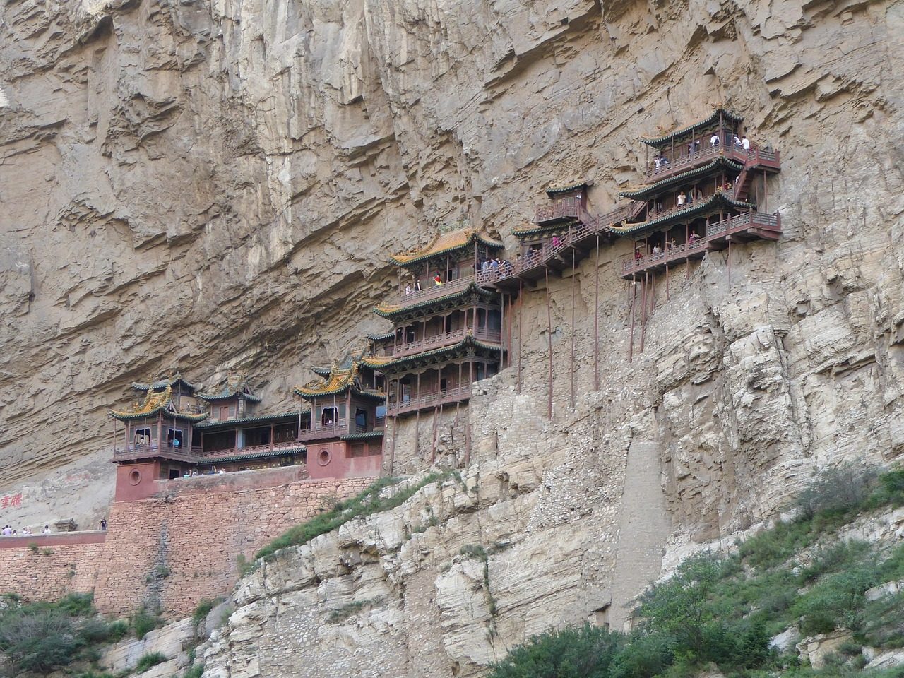 悬空寺远眺 · Hanging Temple from Afar